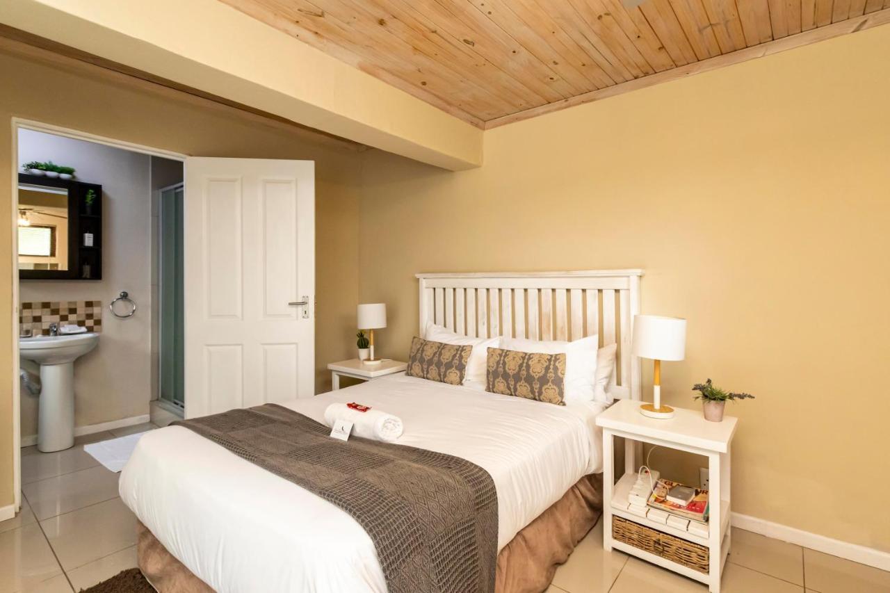 Fish Eagle Manor Bed & Breakfast Източен Лондон Екстериор снимка