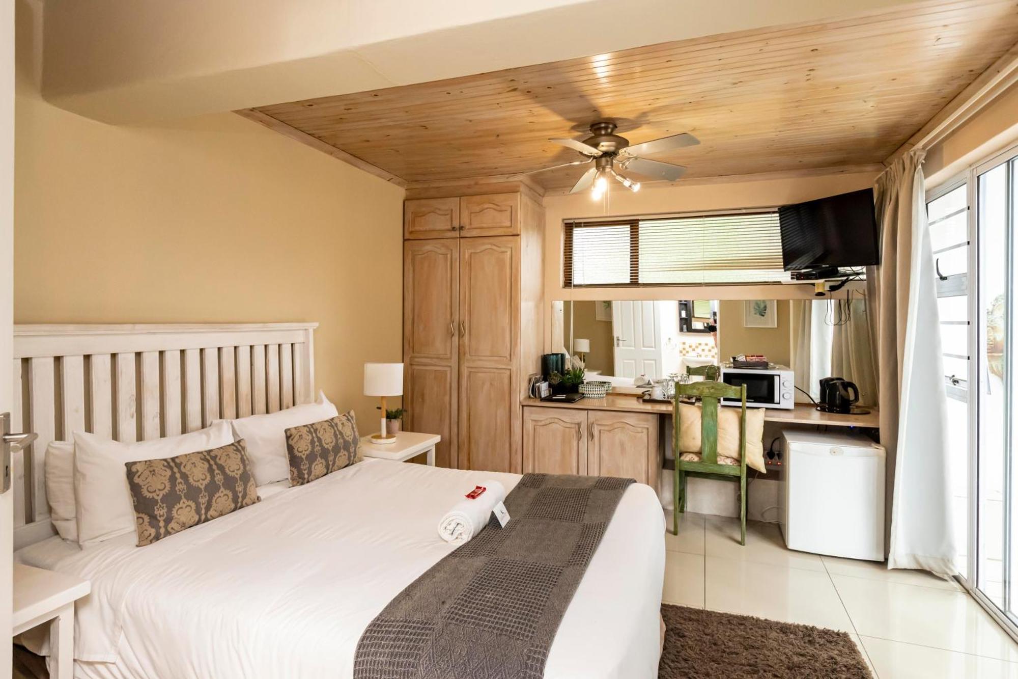 Fish Eagle Manor Bed & Breakfast Източен Лондон Екстериор снимка